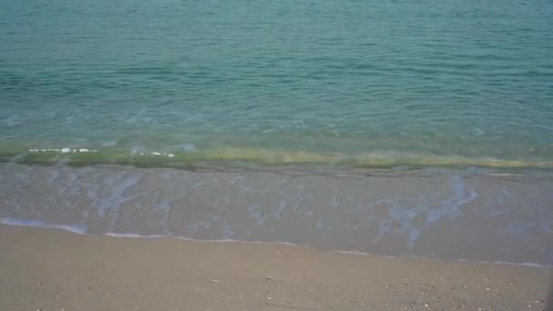 Onda do mar na praia de areia ao nascer do sol . — Vídeo de Stock
