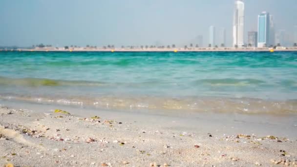 Gyönyörű homokos tengerpart és a tenger a Dubai-ban. — Stock videók