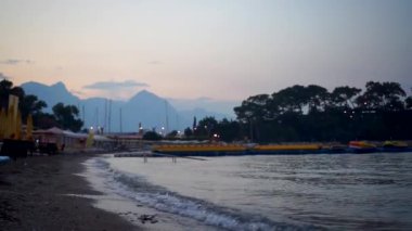 Arka planda dağlar ile deniz gün batımı. Türkiye, Kemer.