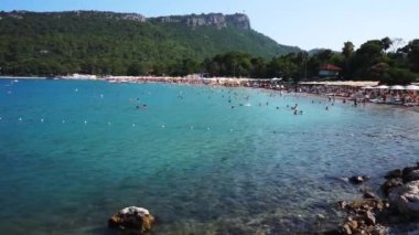 Kemer'de Deniz, Türkiye. Beach. İnsanlar denizde yüzüyor.