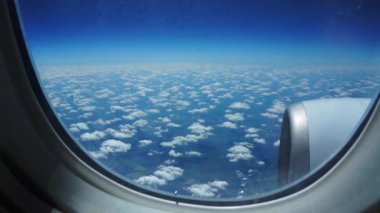 Uçak uçuşu. Gün batımı gökyüzü ile bulutların üzerinde uçan bir uçağın kanadı. Uçağın penceresinden bak. Uçak, uçak. Hava yoluyla seyahat etmek.