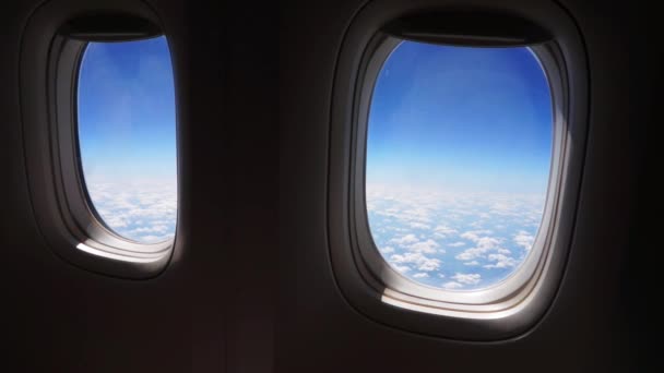 飞机飞行。一架带着日落的天空在云层上飞行的飞机的翼.从飞机的窗户望去.飞机，飞机。坐飞机旅行. — 图库视频影像