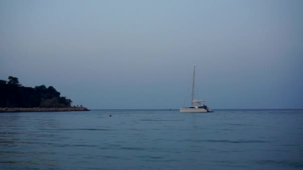 Яхта на море на закате . — стоковое видео