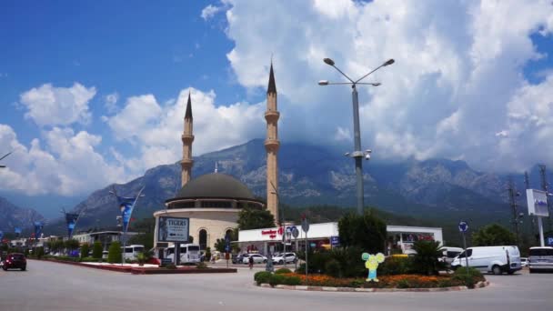 Centrum van Kemer met monumenten, Turkije. Bergen op de achtergrond. — Stockvideo