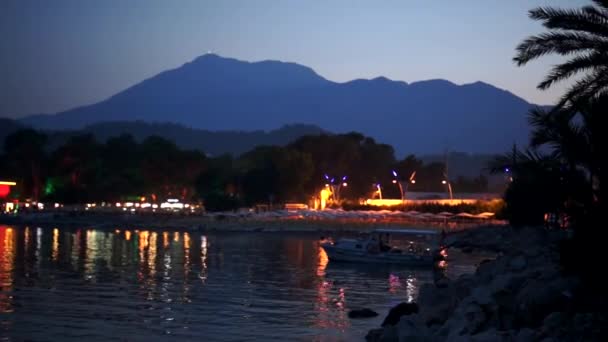 Pôr-do-sol com montanhas ao fundo. Turquia, Kemer . — Vídeo de Stock