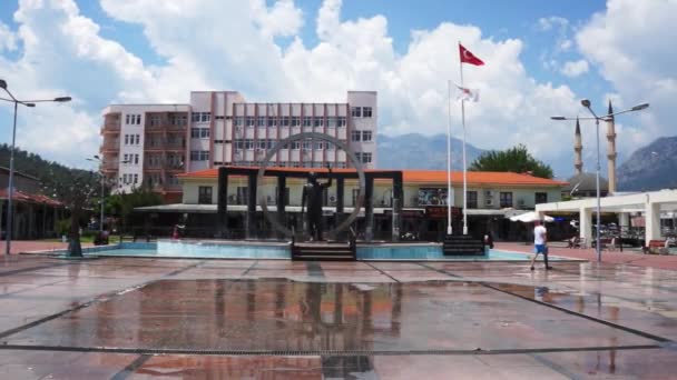 Centrum Kemeru s památkami, Turecko. Hory na pozadí. — Stock video