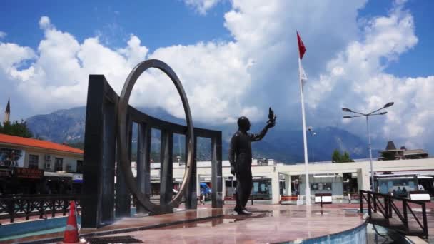 Centrum van Kemer met monumenten, Turkije. Bergen op de achtergrond. — Stockvideo