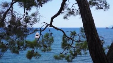 Phaselis'te yat ile tepeden Akdeniz'e manzara. Antik Likya şehri. Türkiye.
