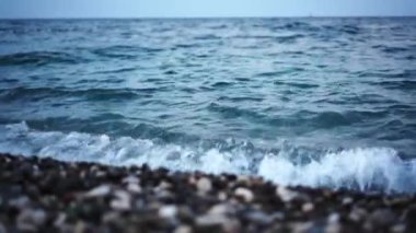 Akşam gün batımında Kayalık deniz plajı.