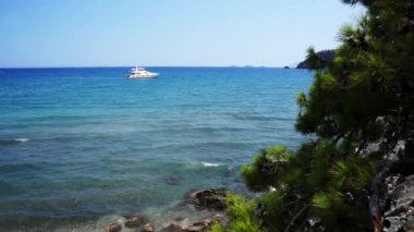 Phaselis'te yat ile tepeden Akdeniz'e manzara. Antik Likya şehri. Türkiye.