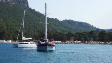 Kemer'de Deniz, Türkiye. Denizde Yat.