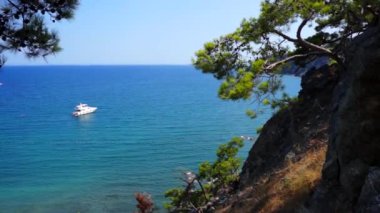 Phaselis'te yat ile tepeden Akdeniz'e manzara. Antik Likya şehri. Türkiye.