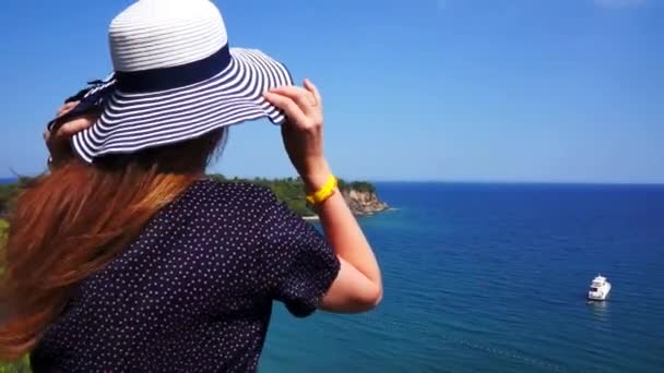 Fille rousse regarde d'une colline sur la mer Méditerranée avec un yacht à Phaselis. Ville de l'ancienne Lycie. Turquie . — Video