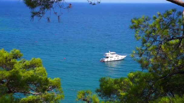 Vista desde la colina hasta el mar Mediterráneo en Phaselis con yate. Ciudad de la antigua Lycia. Turquía . — Vídeo de stock