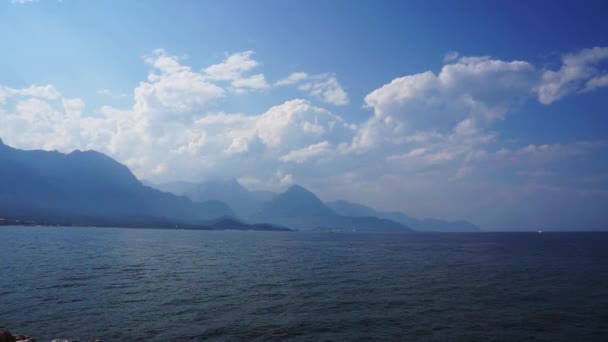 Arka planda dağlar ile deniz gün batımı. Türkiye, Kemer. — Stok video