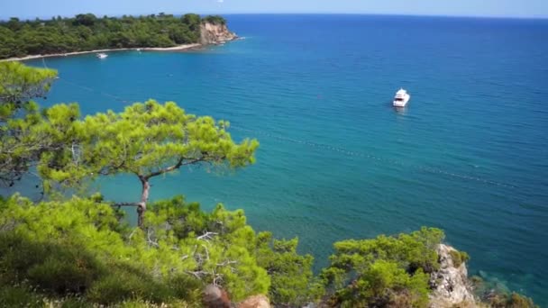 Blick vom Hügel auf das Mittelmeer in Phaselis mit Jacht. Stadt der antiken Lykien. Truthahn. — Stockvideo