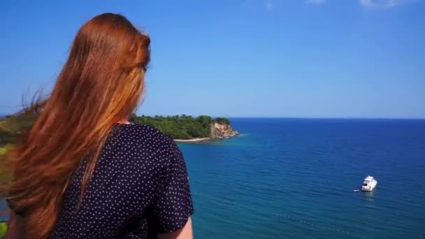 Kızıl saçlı kız Phaselis bir yat ile Akdeniz'de bir tepeden bakar. Antik Likya şehri. Türkiye. — Stok video