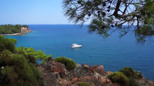 Vista desde la colina hasta el mar Mediterráneo en Phaselis con yate. Ciudad de la antigua Lycia. Turquía . — Vídeo de stock