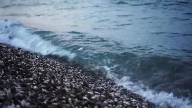 Akşam gün batımında Kayalık deniz plajı.