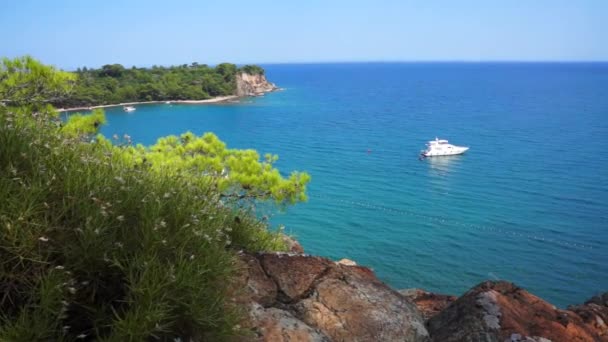 Vista desde la colina hasta el mar Mediterráneo en Phaselis con yate. Ciudad de la antigua Lycia. Turquía . — Vídeo de stock