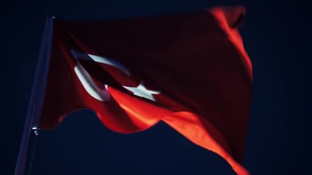 Bandeira turca no vento céu noturno . — Vídeo de Stock
