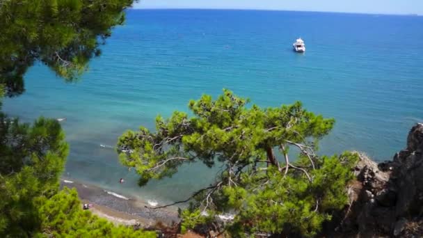 Uitzicht vanaf de heuvel naar de Middellandse Zee in Phaselis met jacht. Stad van oude Lycia. Turkije. — Stockvideo