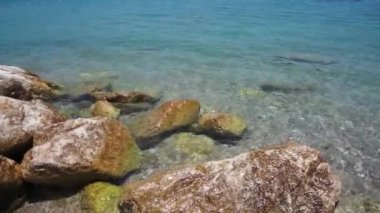 Temiz suyla Rocky Deniz Sahili.