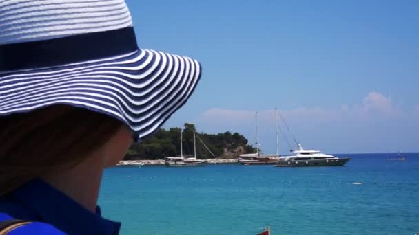 Rousse femme sur la mer plage regarder à la mer . — Video