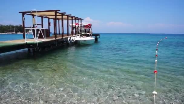 Miförsämring havet strand med pir i Turkiet — Stockvideo