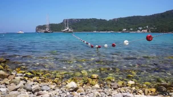 Παραλία μιαπολιανή θάλασσα με προβλήτα στην Τουρκία — Αρχείο Βίντεο