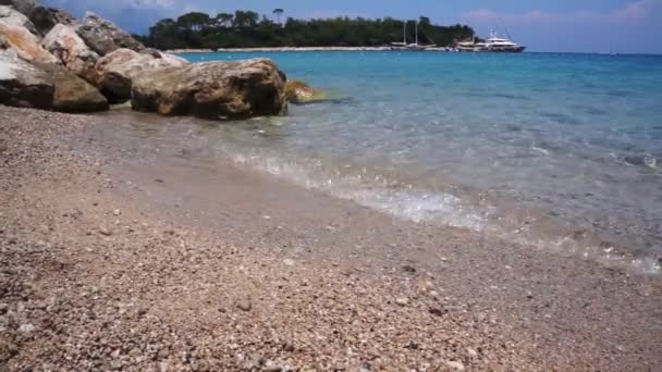 Türkiye'de Mideterian Denizi plajı. — Stok video