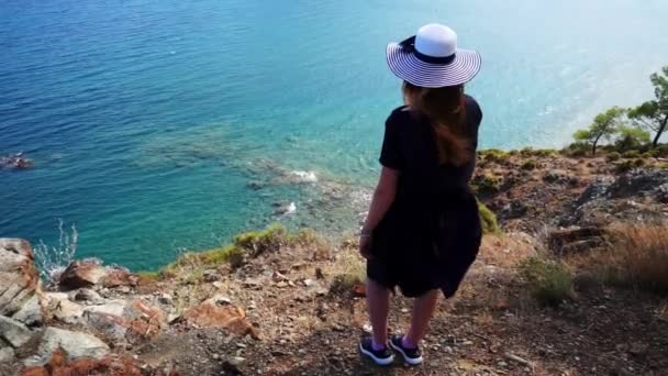 Redhead se dívá z kopce ve Středozemním moři v Phaselis. Město starověké Lycie. Turecko.