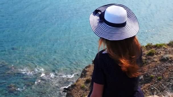 Fille rousse regarde d'une colline sur la mer Méditerranée à Phaselis. Ville de l'ancienne Lycie. Turquie . — Video