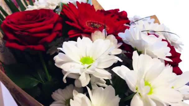 Ramo de flores con rosas rojas, margaritas y gerberas . — Vídeo de stock