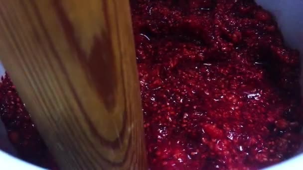 Gătitul gemului de zmeură roșu într-o tigaie . — Videoclip de stoc