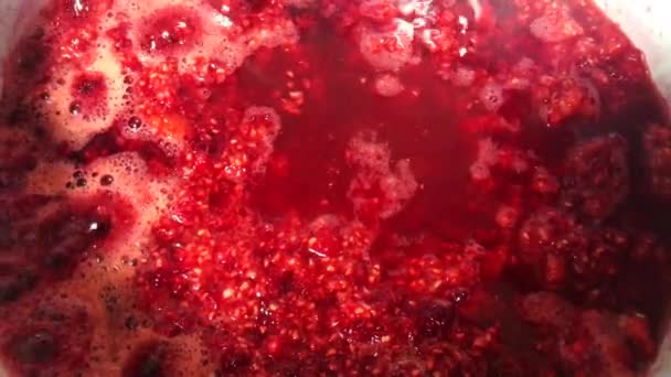 Lamponi sgusciati per bollori di marmellata in una pentola . — Video Stock