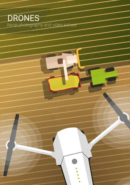 Drone tarlanın üzerinde uçuyor ve hasat ediyor. Aerial Drone fotoğraf ve video çekiyor.