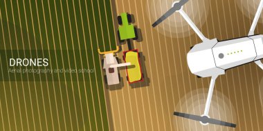 Drone tarlanın üzerinde uçuyor ve hasat ediyor. Aerial Drone fotoğraf ve video çekiyor.