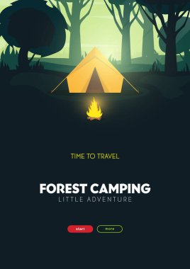 Yaz kampı. Seyahat ve macera. Ormanda gün batımı. Tırmanma, Trekking, Yürüyüş, Yürüyüş. Kamp ateşi doğa manzarası.