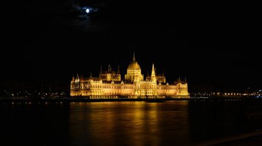 Budapeşte gecesi, Tuna nehri üzerinde parlamento