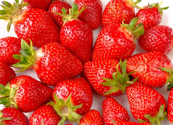 Fresas Maduras Centro Plato Blanco Sobre Fondo Blanco Aislantes —  Fotos de Stock