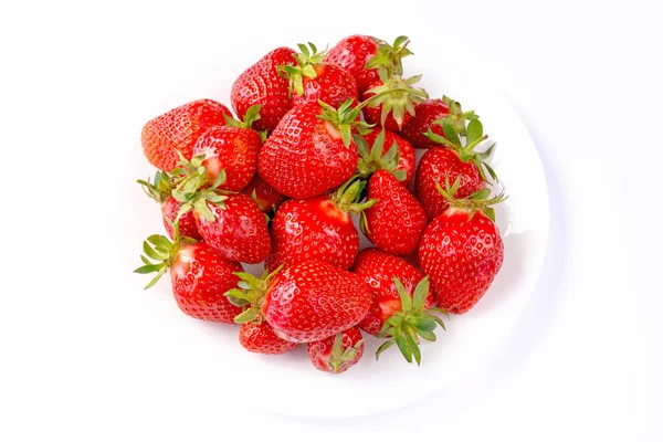 중앙에 배경에 절연체인 침전물 딸기를 놓는다 — 스톡 사진