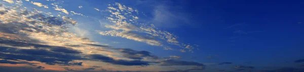 Céu Pôr Sol Com Nuvens Escuras Panorâmica Grande Tiro Fundo — Fotografia de Stock