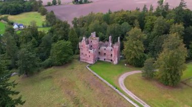 Redcastle, İskoçya 'nın Kara Adası' ndaki Killearnan bölgesinde bulunan bir ortaçağ kalesidir..