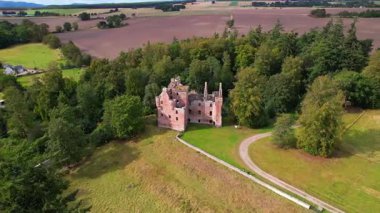 Redcastle, İskoçya 'nın Kara Adası' ndaki Killearnan bölgesinde bulunan bir ortaçağ kalesidir..