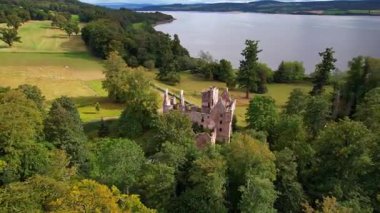 Redcastle, İskoçya 'nın Kara Adası' ndaki Killearnan bölgesinde bulunan bir ortaçağ kalesidir..