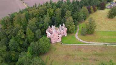 Redcastle, İskoçya 'nın Kara Adası' ndaki Killearnan bölgesinde bulunan bir ortaçağ kalesidir..