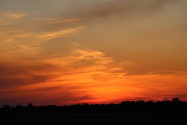 Kırmızı ve Turuncu Günbatımı Arkaplanı 