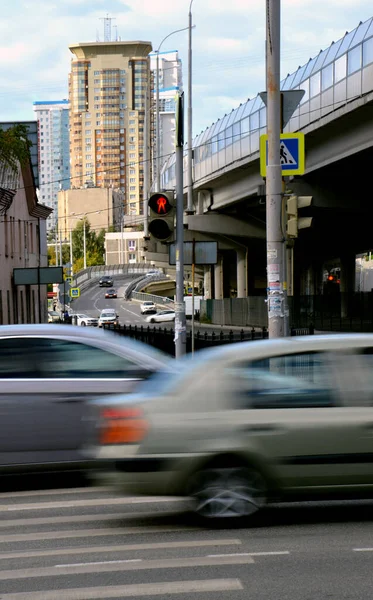 Kruispunt Met Passerende Auto Uitzicht Brug Herfst Jekaterinburg Veel Mooie — Stockfoto