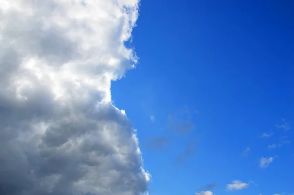 Contrast Lucht Achtergrond Blauw Wit Lucht Bewolkt Een Heldere Dag — Stockfoto